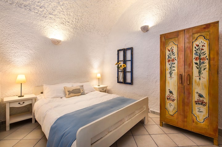 חדר השינה הראשי בבית במערה