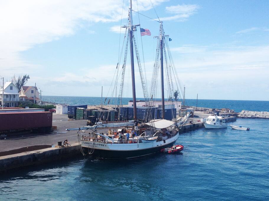 Mailboats, freight boats & yachts can be seen from the eastern window.