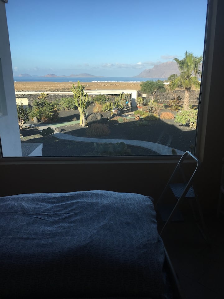 ici vous pouvez voir la mer et les montagnes depuis le lit