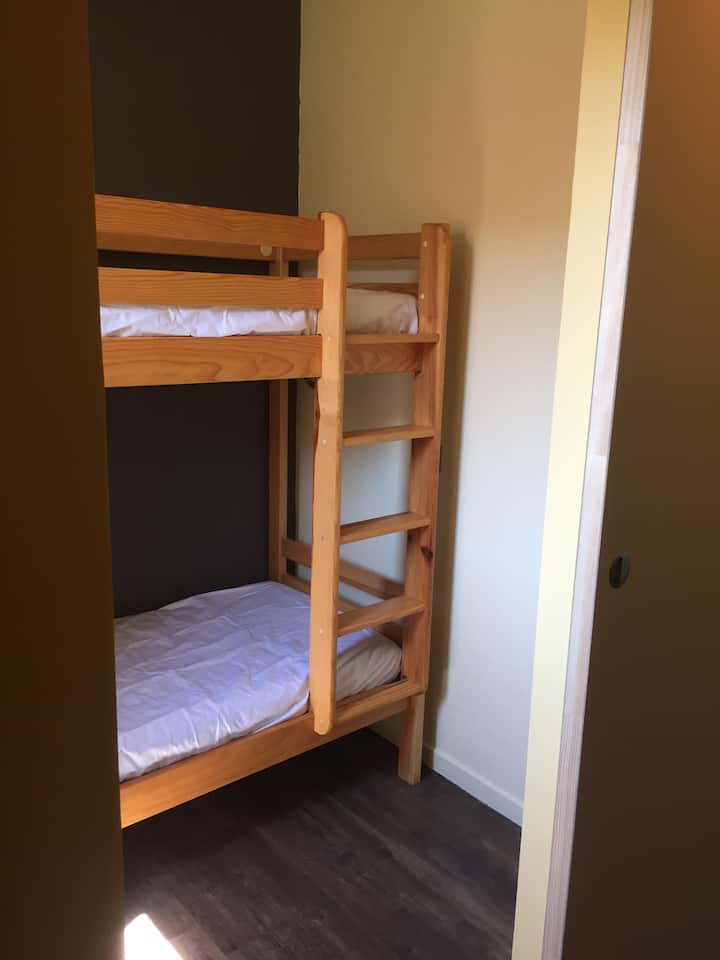 chumba kidogo chenye vitanda vya ghorofa