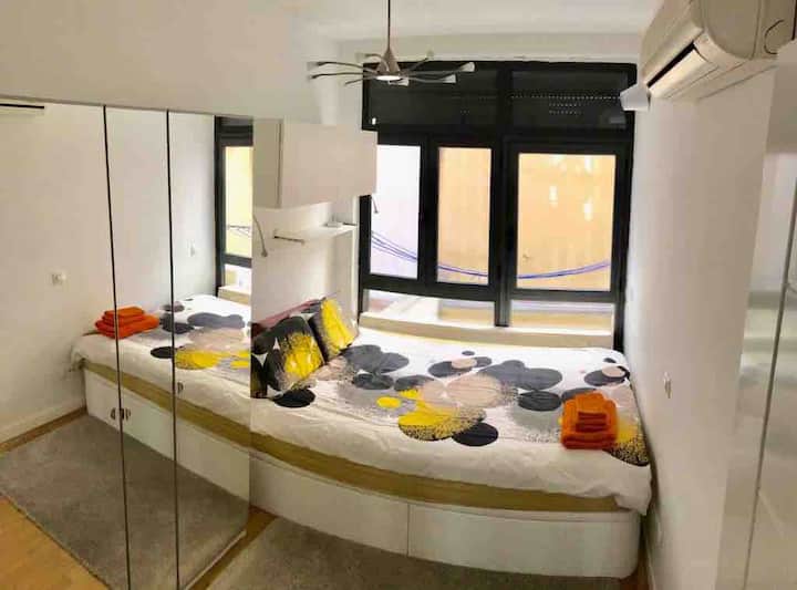 Საძინებელი სარკისებური კარადით და ფანჯრის ელექტროჩრდილით