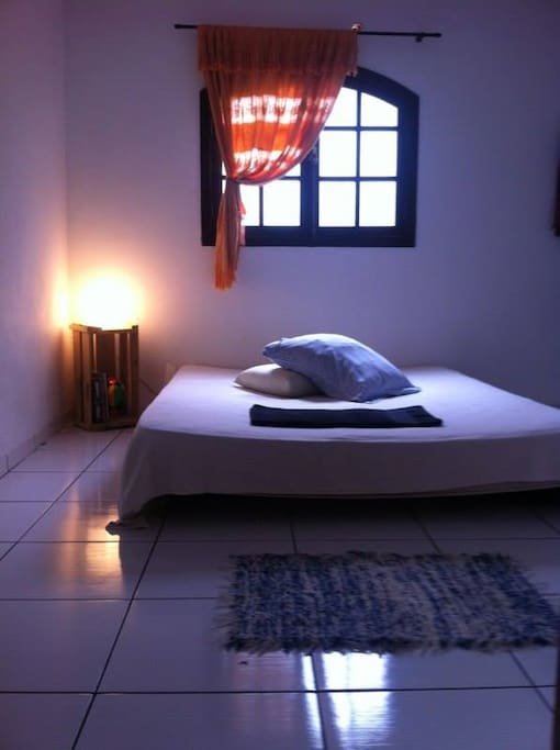 Cama tamanho "king size", colchão ortopédico.