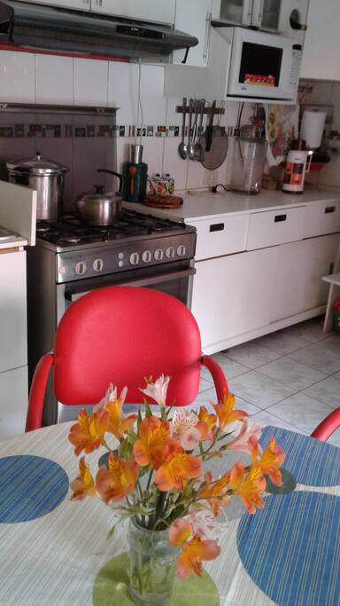Cocina con todos los utensilios y refrigeradora