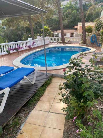 Soleada casa. Piscina, vistas, intimidad.