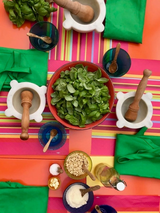 Show full-screen, host-provided image