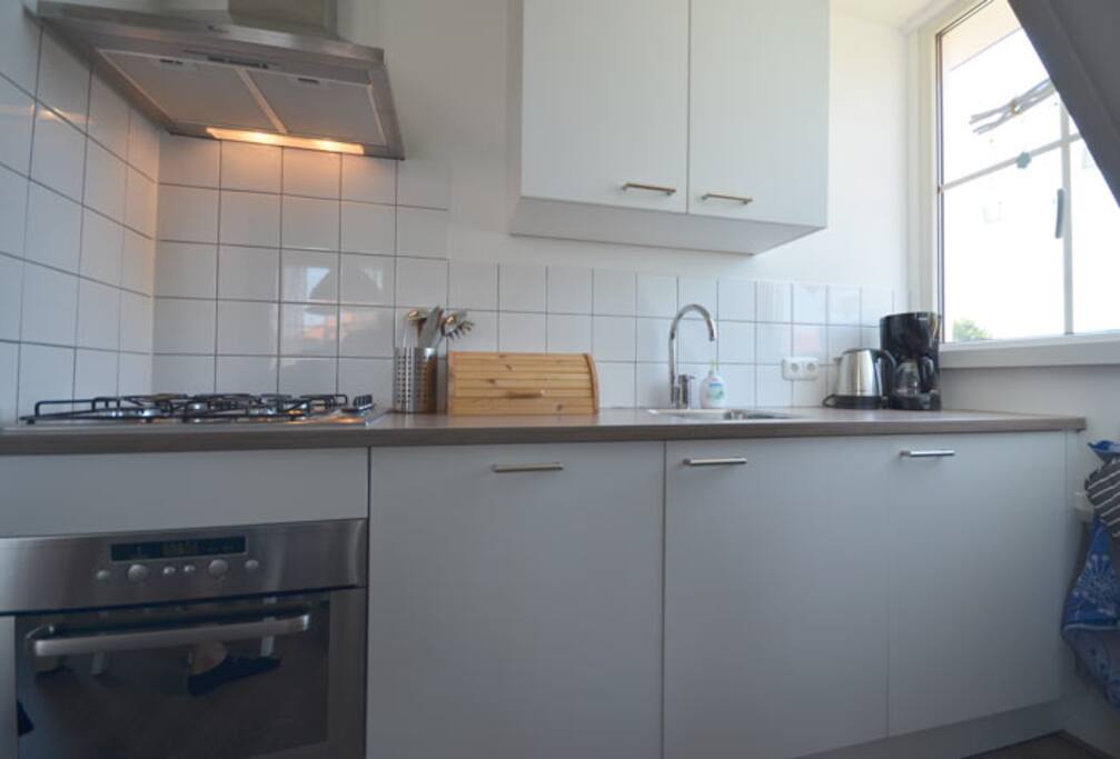 De keuken is van alle gemakken voorzien, zoals een vaatwasmachine en een combi-magnetron. Ook mogen de waterkoker, koffiezetapparaat en uitgebreid keukengerei niet ontbreken.