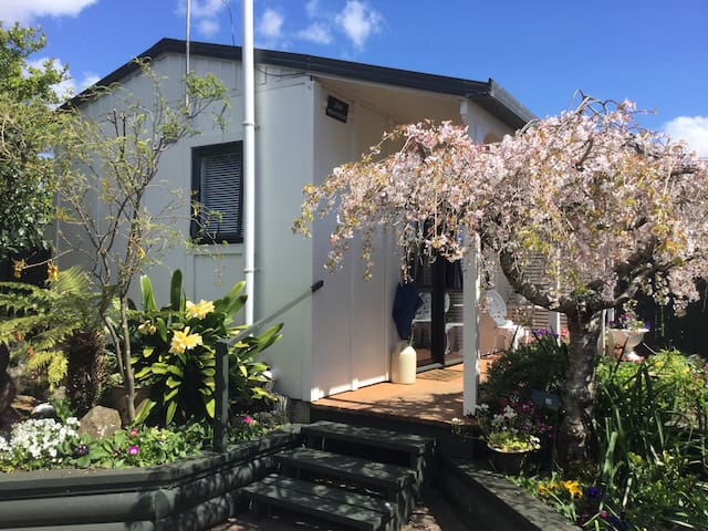 Little Montrose - a sunny, quiet garden studio.