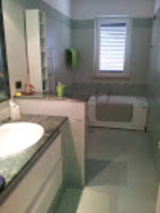 bagno con vasca idromassaggio