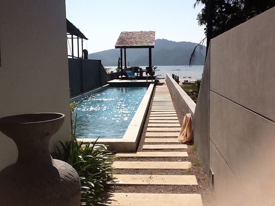 Piscine extérieure ( 20 m de longueur ) commune aux 8 Villas, terrasse et mer
