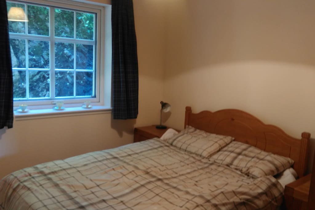 Quiet double bedroom to rear of property