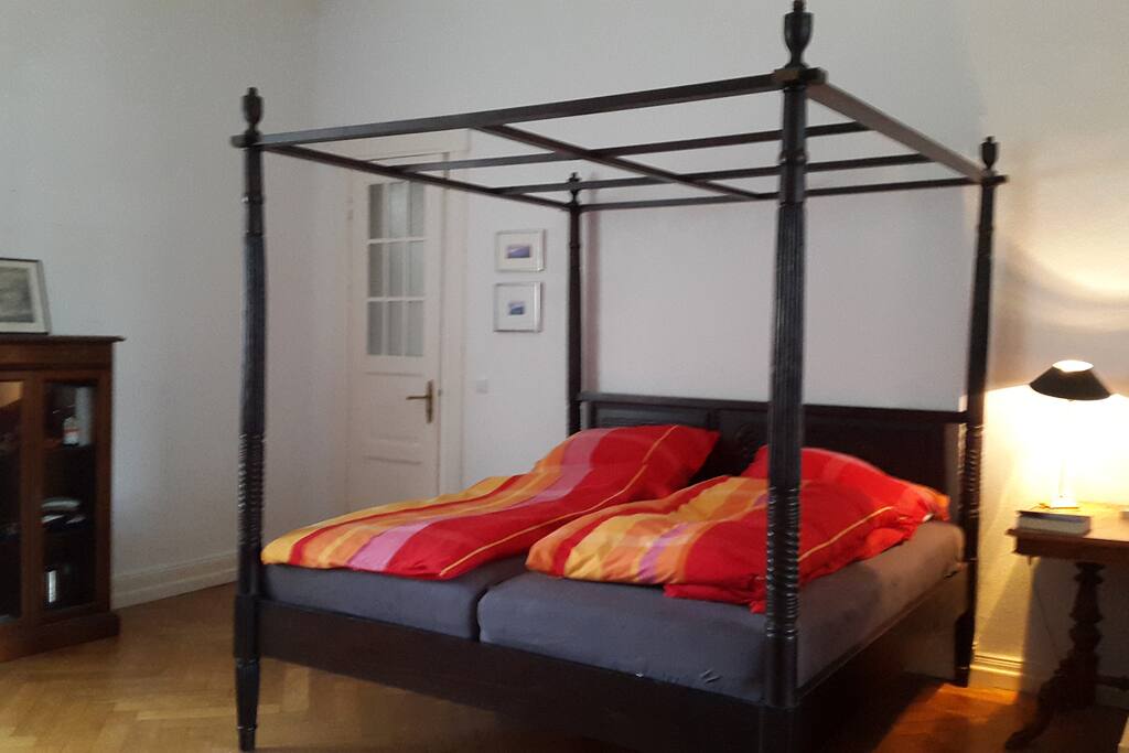 Gemütliches Schlafzimmer I mit Kolonialbett, ruhig gelegen zum Innenhof