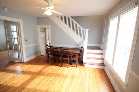 Bright Home With Excellent Urbana Location