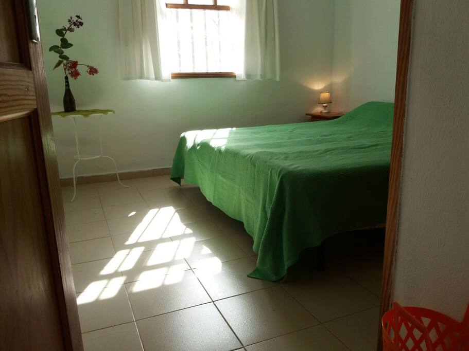 großes Schlafzimmer mit 180 Bett