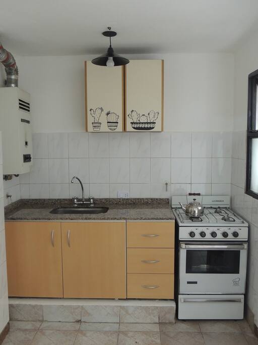 Cocina con vajilla completa