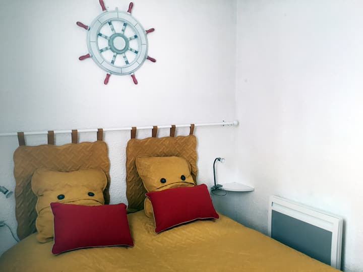 Chumba cha kulala watu 2
Utapata vifaa vya kulinda godoro na mito ya kutumika mara moja na kutupwa:) 