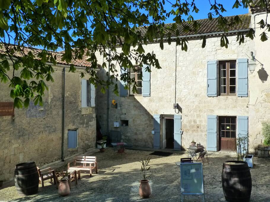 Les chambres sont situées à l'étage de cette magnifique maison gersoise