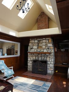 Charming Uptown Stone Chalet~ 2 min to Bathhouses