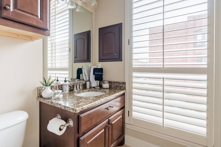 Head Into Downtown From a Dallas Dreamhouse gallery image 4