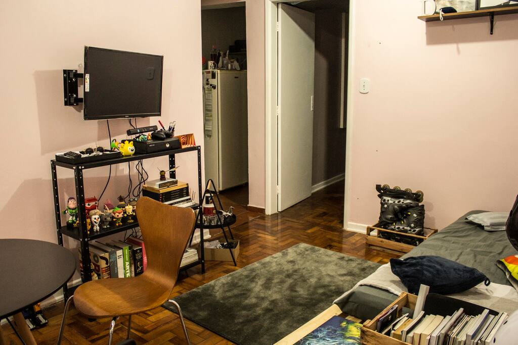 Sala e porta do quarto e cozinha
