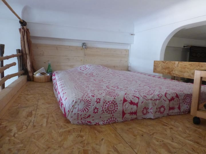 Mezzanine, magodoro ya mpira, taa huja na kwenda.
Mezzanine, godoro la mpira, taa ya kubadili mara mbili.