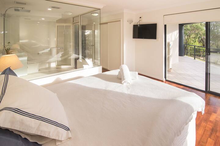 Absolute OCEAN FRONT Apartment – Sleeps 8 gallery image 5