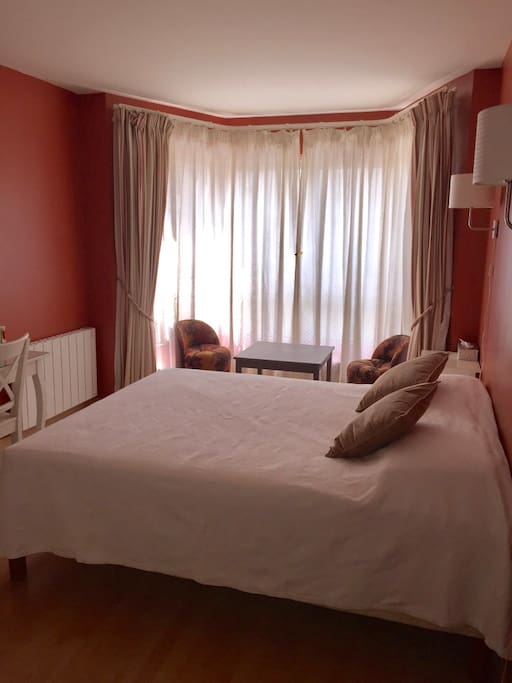 Une suite avec chambre spacieuse et salle de bain
