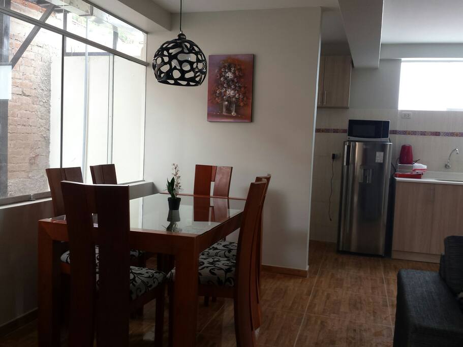 Comedor y cocina con todos los servicios