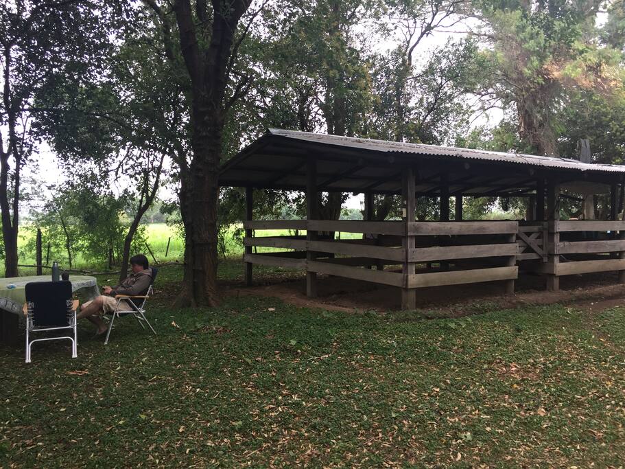 Mesa exterior y boxes para caballos