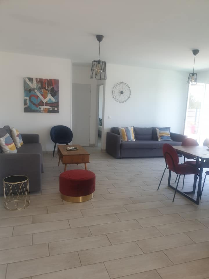 Gran sala de estar con 2 sofás convertibles grandes