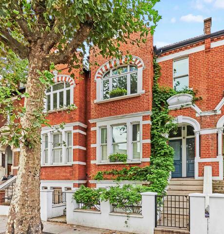 Immaculate Period Property with Stylish Interior Design gallery image 5