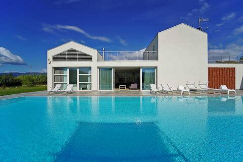 Villa Micol, 14P with Pool A/C near beach clubs