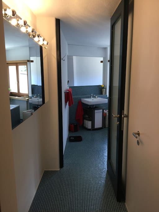 Zugang zum Bad mit Dusche & Wanne & WC rechts Zugang zum separaten WC