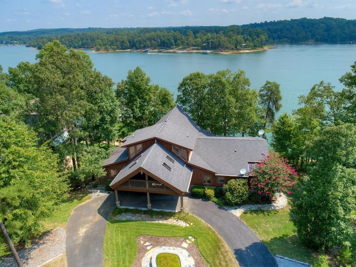 Luxury Lakeside Retreat Houses for Rent in Double Springs, Alabama