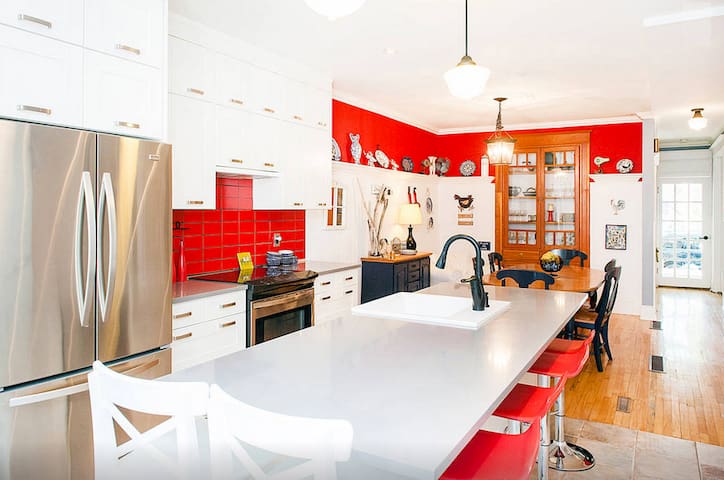 La vie est belle, 2 Bath,2 Parkings, 4+1Bdrm,A/C