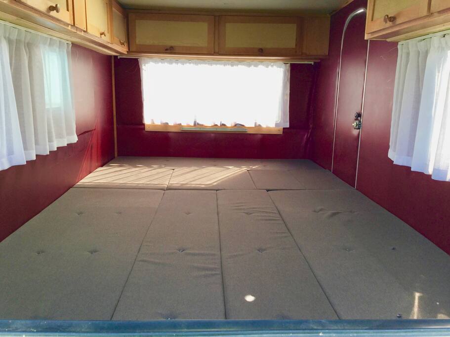 Postel, ploha 3,3 x 1,9m