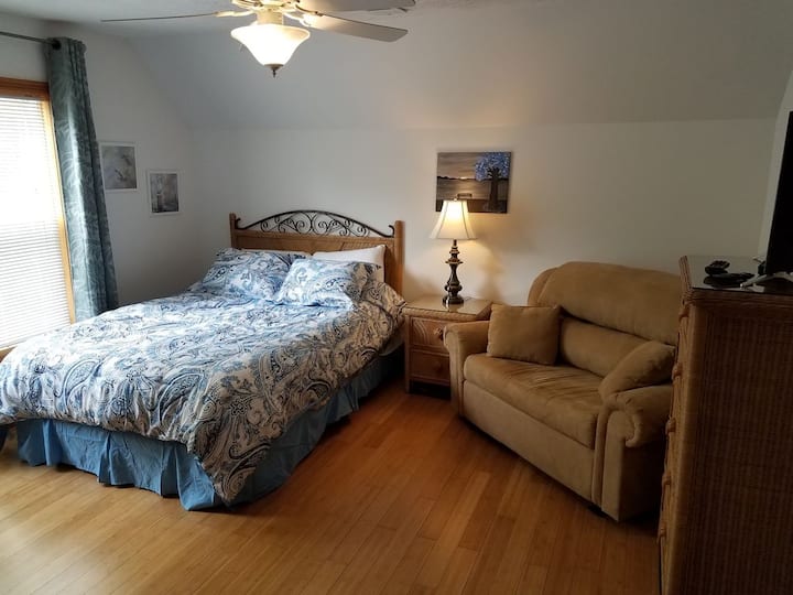 Майстор на горния етаж, прикрепен към пълната баня. Столът се отваря към двойно легло. 