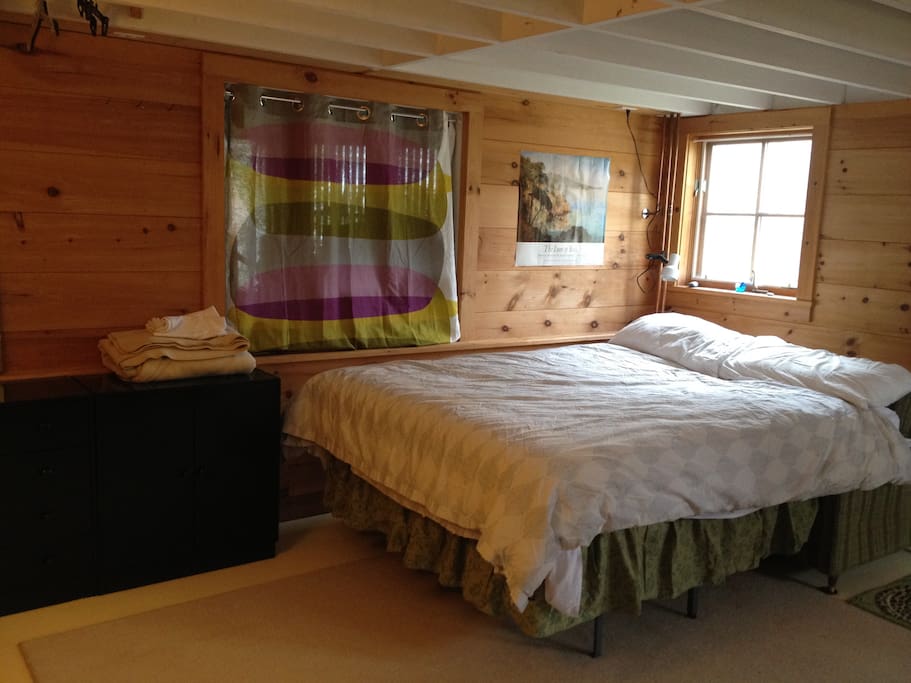 Comfortable queen bed.