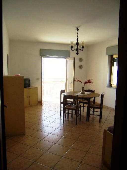 Living room (or 2nd bedroom) / Salone (o 2a camera da letto)