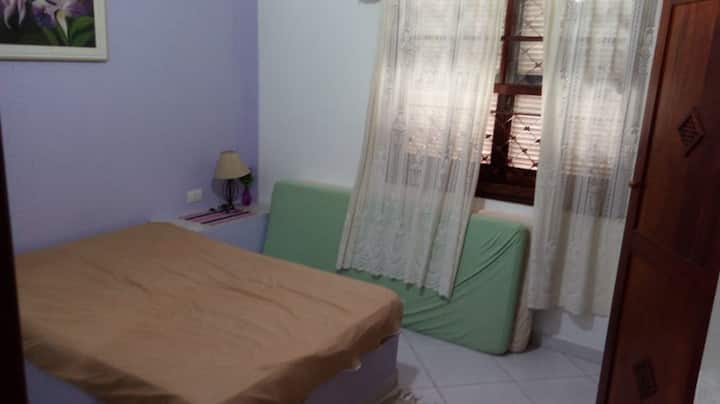 NO  TENEMOS UNA CAMA INDIVIDUAL, PERO LOS COLCHONES QUE SE PUEDEN COLOCAR EN EL ESPACIO DEL  APARTAMENTO