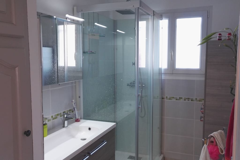 Salle de bain avec douche