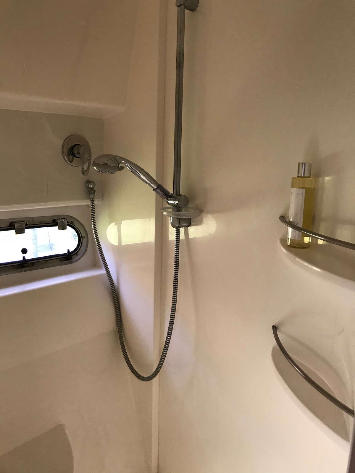 غرفة الاستحمام إلى المقصورة الأمامية. 