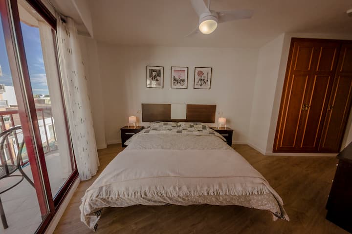 Soba 1. Ima vanjski prozor, vlastiti balkon i  2 velika ugradbena ormara. Veličina Doble. Ima kupaonicu s WC-om. 