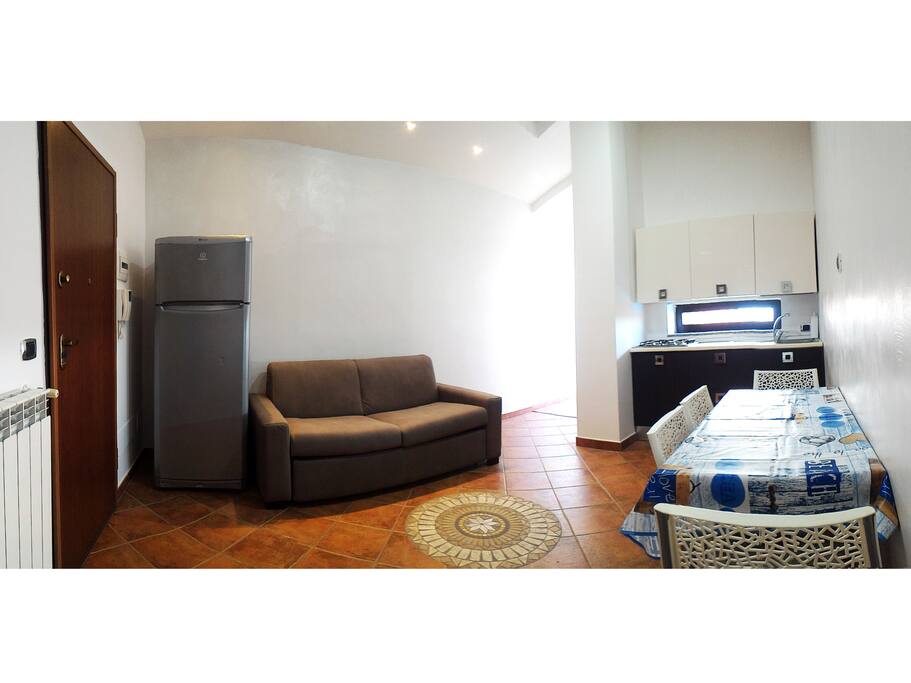 Soggiorno cucina con comodo divano letto 2 posti.