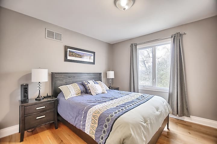 Chumba cha kulala cha 2 na dirisha kubwa na kabati la nguo mbili