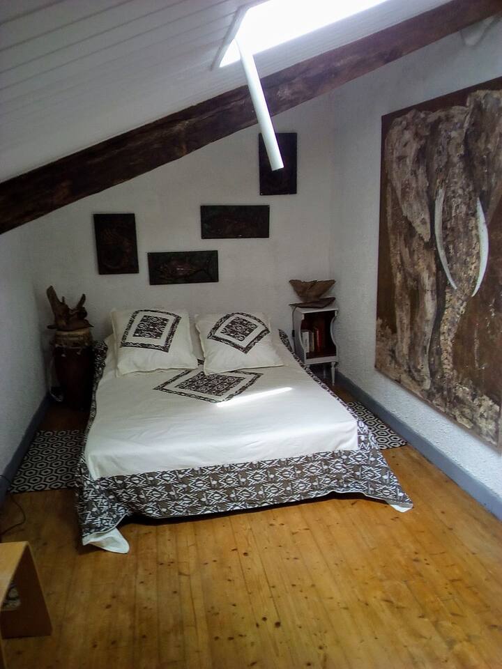 Dhomë gjumi me 2 persona me dekor afrikan cilësor, shumë e bukur, 