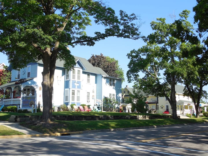 Sleeps 15! Downtown Lake Geneva Fully Licensed For Weekend Rentals! - Wisconsin