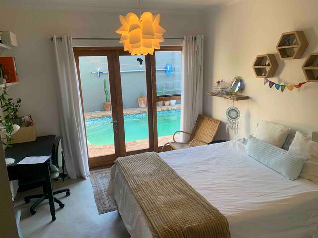 Architects sunny, open plan home. Beach 400m. gallery image 4