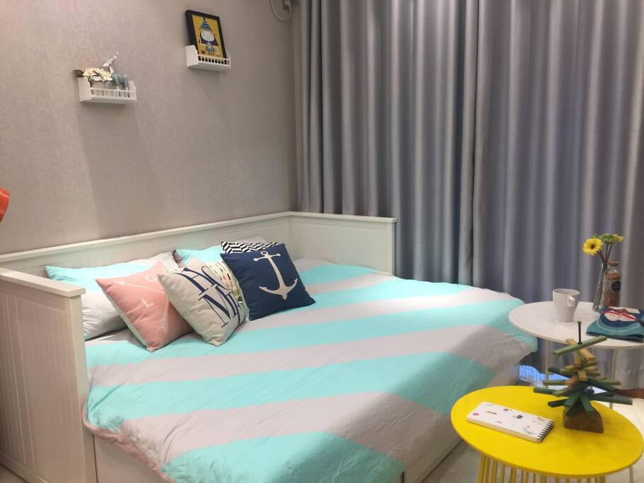客厅沙发可变为1.5×2米沙发床,四人入住也妥妥的