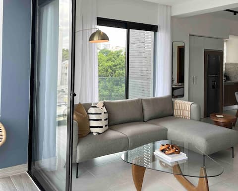 Modern 1 Bed/AC/Wi-Fi/Pool/Gym/Parking/Balcony