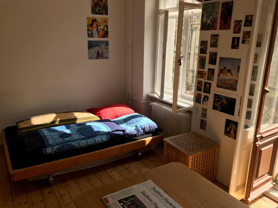 Das Bett im ersten Zimmer.